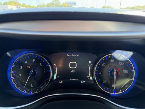 Used 2018 Chrysler Pacifica Touring-L Plus FWD image 16
