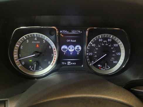 Used 2018 Nissan Titan SV w/ SV Convenience Package RWD image 23