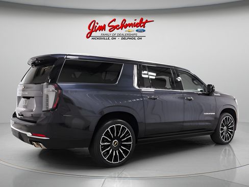 Used 2025 Chevrolet Suburban High Country AWD/4WD image 6