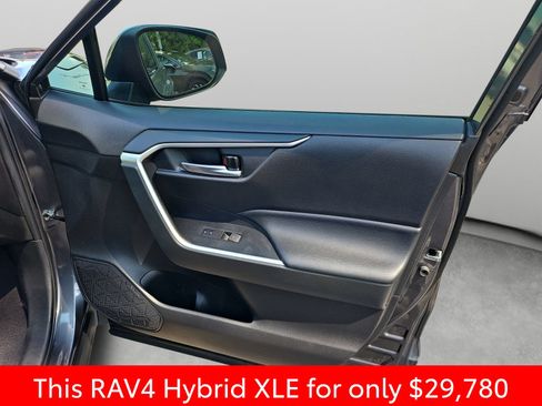 Used 2022 Toyota RAV4 XLE AWD/4WD image 36