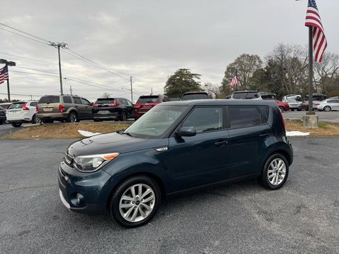 Used 2019 Kia Soul + image 2