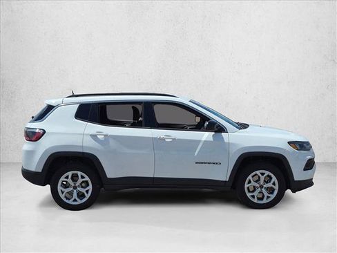 Used 2025 Jeep Compass Latitude AWD/4WD image 3