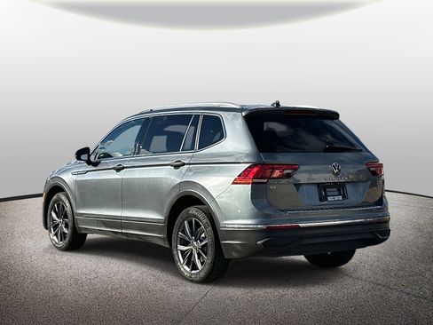 Used 2023 Volkswagen Tiguan SE w/ Panoramic Sunroof Package image 4