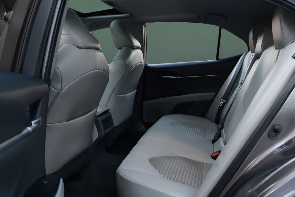 Used 2020 Toyota Camry SE w/ Convenience Package FWD image 18