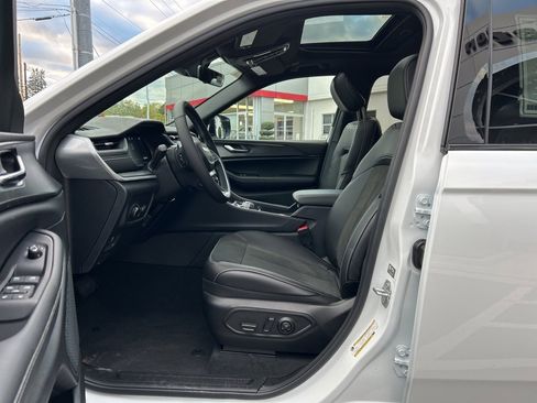 New 2025 Jeep Grand Cherokee Altitude image 9