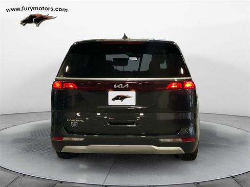 Used 2024 Kia Carnival LX image 4