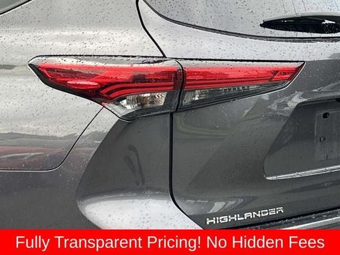 Used 2022 Toyota Highlander XSE AWD/4WD image 5