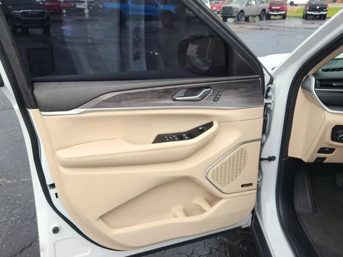 Used 2022 Jeep Grand Cherokee Limited AWD/4WD image 16