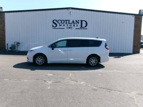 Used 2025 Chrysler Pacifica Select FWD image 1
