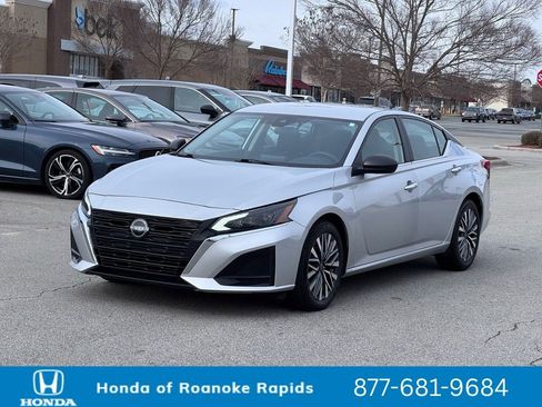 Used 2024 Nissan Altima 2.5 SV image 2