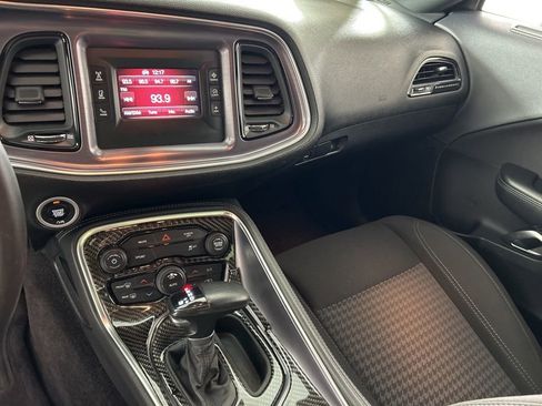 Used 2017 Dodge Challenger R/T image 32