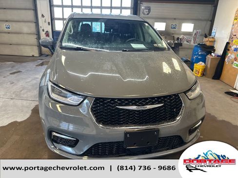 Used 2023 Chrysler Pacifica Touring-L image 9