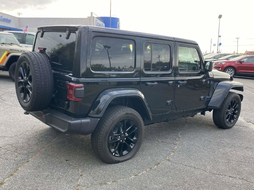 Used 2025 Jeep Wrangler Unlimited Sahara w/ Safety Group AWD/4WD image 5