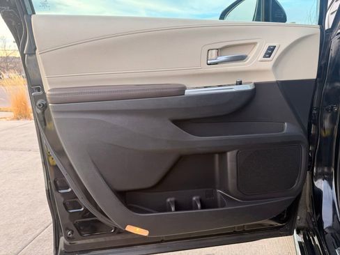 Used 2023 Toyota Sienna Platinum image 11