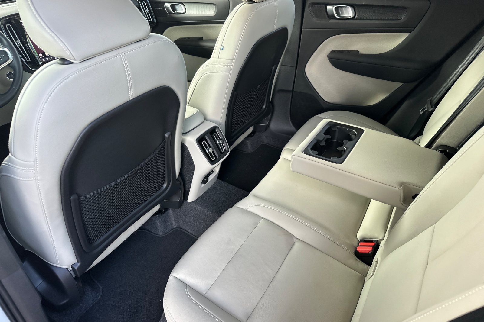 Certified 2025 Volvo XC40 B5 Plus AWD/4WD image 13