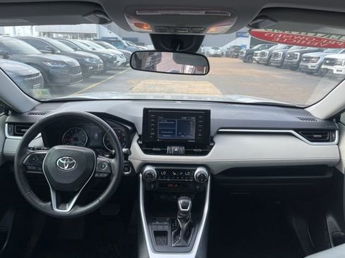Used 2021 Toyota RAV4 XLE Premium image 9