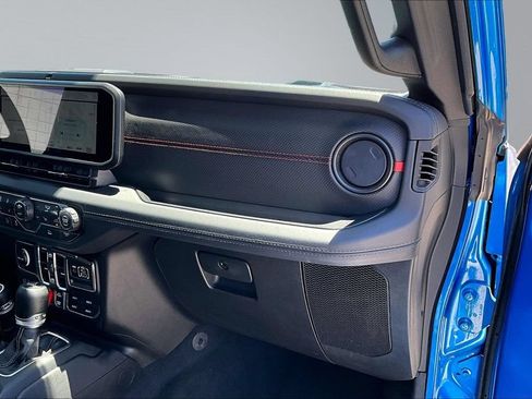 Certified 2025 Jeep Wrangler Unlimited Rubicon w/ Convenience Group AWD/4WD image 17