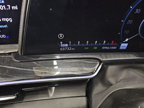 Used 2023 Cadillac Escalade ESV Sport image 2