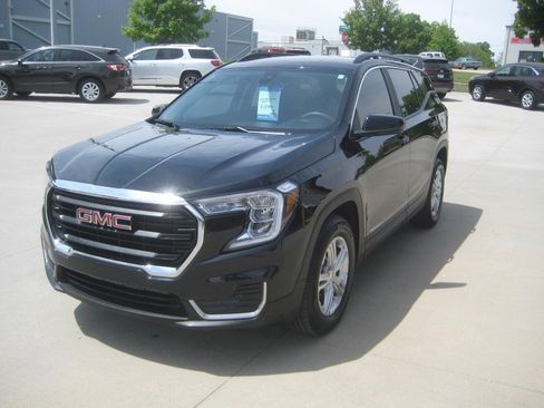Used 2022 GMC Terrain SLE w/ Driver Convenience Package FWD image 4