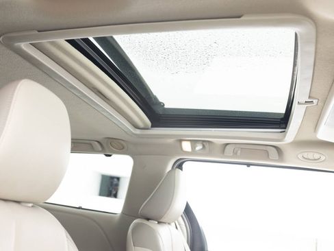 Used 2014 Toyota Sienna Limited w/ Limited Premium Package image 32