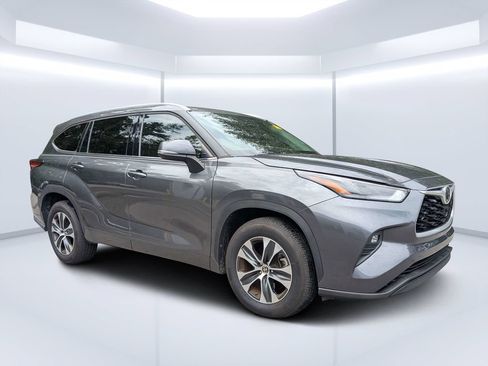 Used 2022 Toyota Highlander XLE FWD image 1