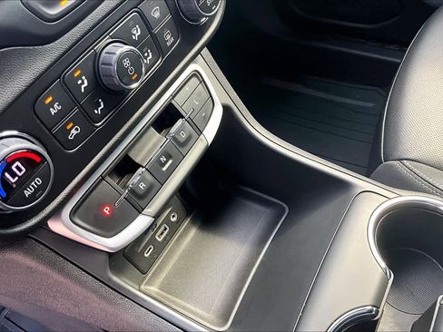 Used 2024 GMC Terrain SLT w/ Tech Package image 15