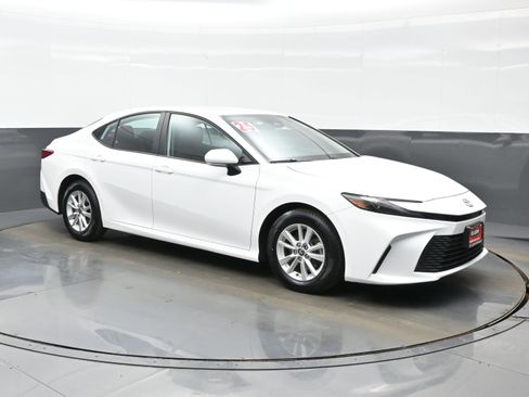 Used 2025 Toyota Camry LE image 8