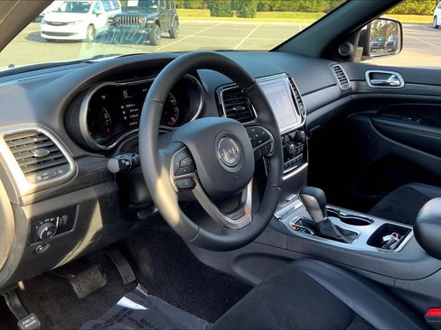 Used 2019 Jeep Grand Cherokee Altitude image 16