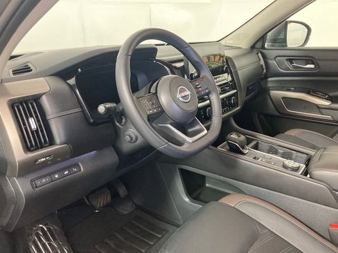 Used 2024 Nissan Pathfinder Platinum image 12