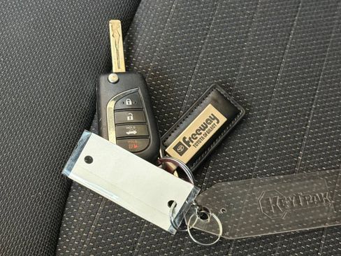 Used 2020 Toyota Corolla SE w/ Carpet Mat Package (TMS) FWD image 4