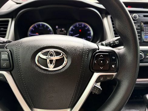 Used 2019 Toyota Highlander LE AWD/4WD image 29