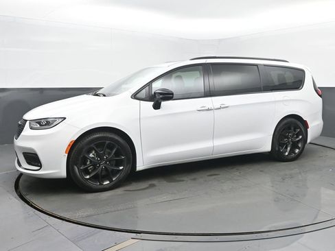 Used 2025 Chrysler Pacifica Limited image 2