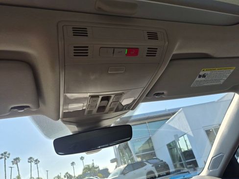 Used 2025 Volkswagen Jetta SE w/ Sunroof Package FWD image 19