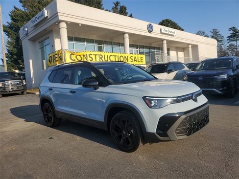 Certified 2025 Volkswagen Taos SE image 3