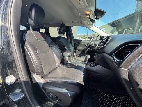 Used 2019 Jeep Cherokee Trailhawk AWD/4WD image 24