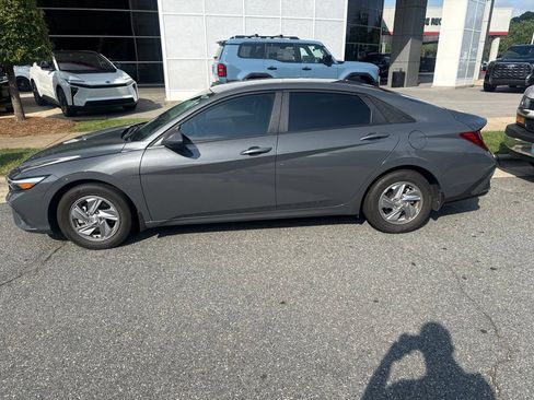 Used 2024 Hyundai Elantra SE FWD image 3