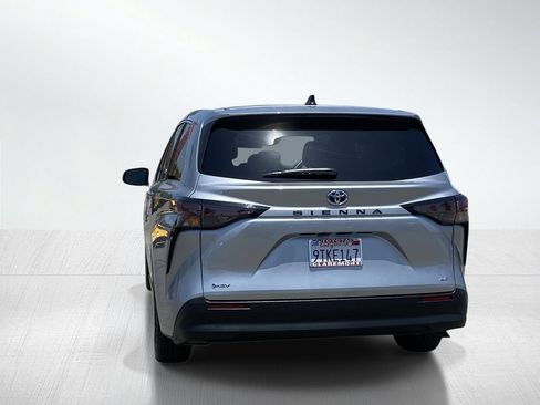 Used 2025 Toyota Sienna LE FWD image 6