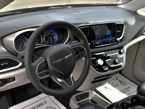 Used 2023 Chrysler Pacifica Touring-L FWD image 16