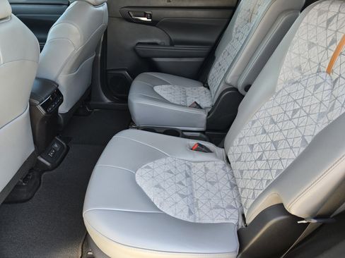 Used 2022 Toyota Highlander Bronze Edition image 36