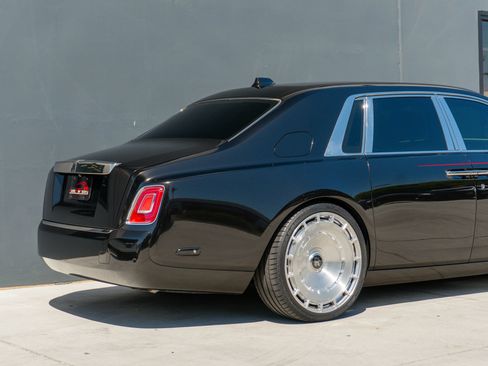 Used 2021 Rolls-Royce Phantom Sedan RWD image 39