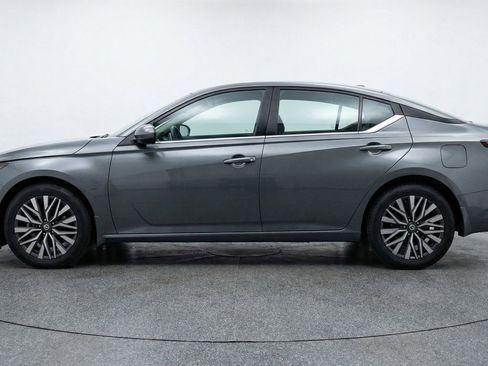 Used 2025 Nissan Altima 2.5 SV image 5