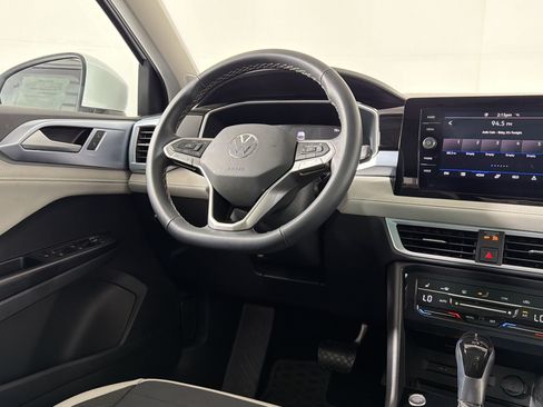 Used 2025 Volkswagen Taos SE w/ Panoramic Sunroof Package FWD image 15