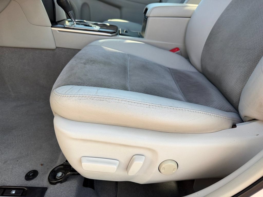 Used 2012 Toyota Camry XLE w/ Leather Pkg FWD image 12