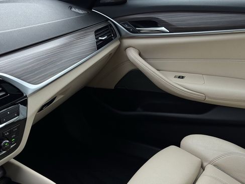 Used 2018 BMW 530e xDrive image 38