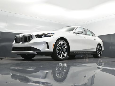 Certified 2026 BMW 530i RWD image 38
