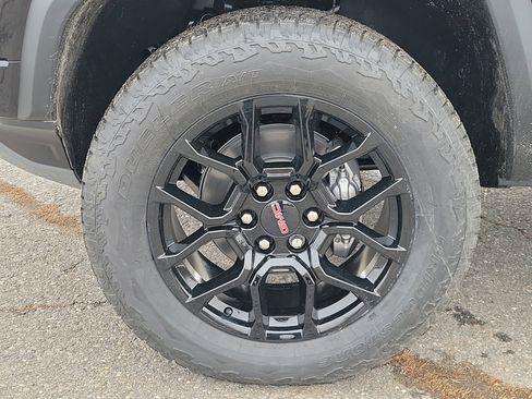 New 2026 GMC Canyon Denali w/ LPO, Denali Black Edition image 11