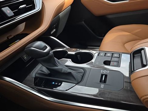 Used 2024 Toyota Highlander Platinum image 33