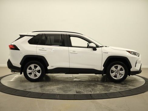 Used 2020 Toyota RAV4 XLE image 2