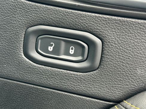 Used 2025 Jeep Wrangler Sahara image 21