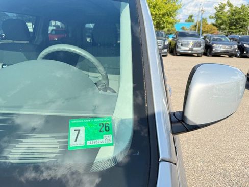 Used 2010 Chrysler Town & Country Touring image 6